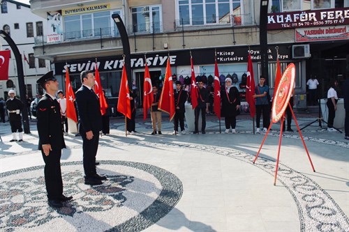 30 Ağustos Zafer Bayramının 102. yıldönümü Atatürk Anıtı önünde gerçekleştirilen törenle kutlandı.